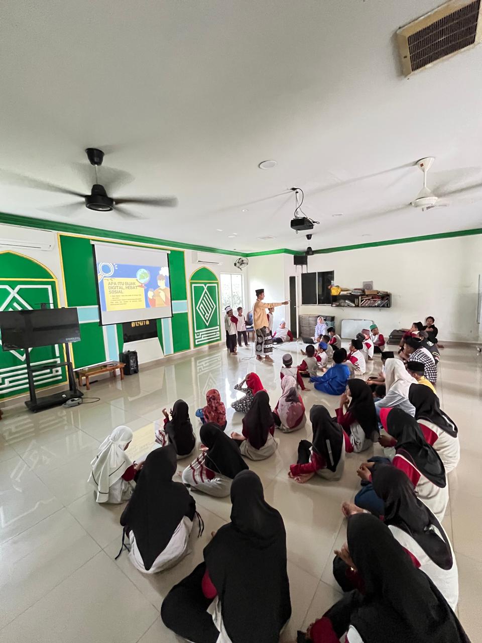 KKN International UNUGHA Cilacap Gelar Edukasi digital dengan tema Bijak Digital Cerdas Sosial. KKN International UNUGHA Cilacap Gelar Edukasi digital dengan tema Bijak Digital Cerdas Sosial.