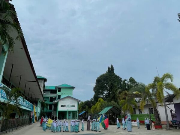 Mahasiswa KKN Internasional UNUGHA Cilacap Sukses Membuat Profil Lembaga Bakong Pittaya School, Thailand